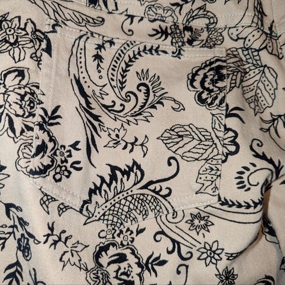 St.John Velvet Floral Paisley High Rise Jeans..Size 12 - Picture 5 of 9